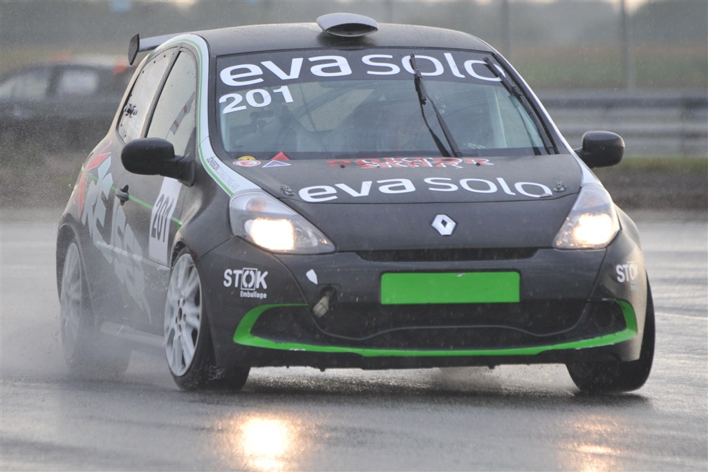 Jacob Kristensen lå til at overtage føringen i kampen om distancemesterskabet sammen med sine teamkammerater, da han blev fanget af en kraftig regnbyge og kørte af banen.
(Foto: Morten Alstrup)